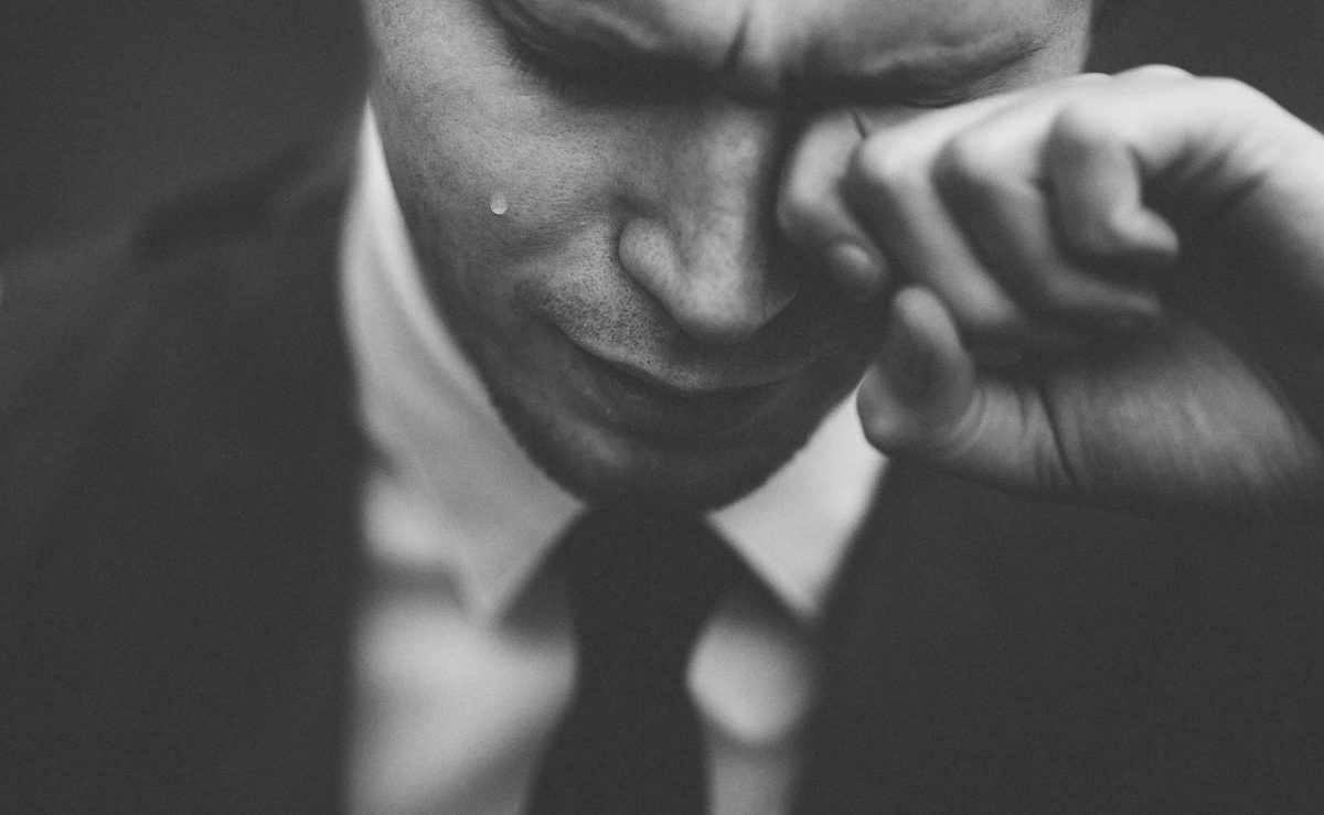 Entre la Fuerza y ​​la Vulnerabilidad: El Debate Sobre Los Hombres y la Expresión Emocional