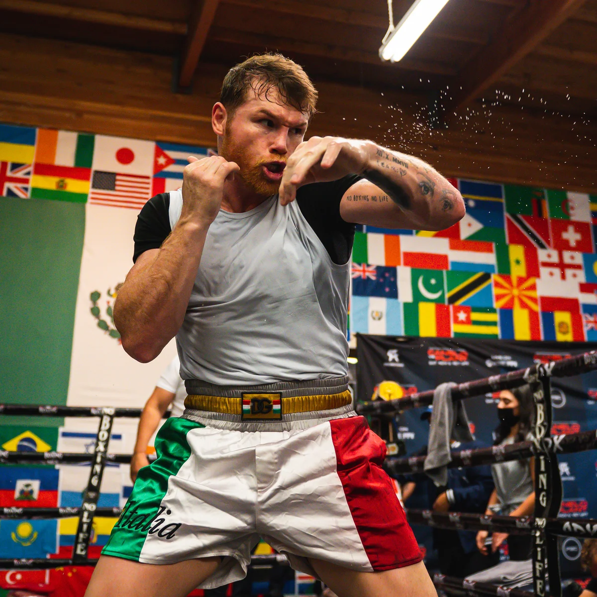 
Canelo Álvarez preparándose haciendo pelea de sombra